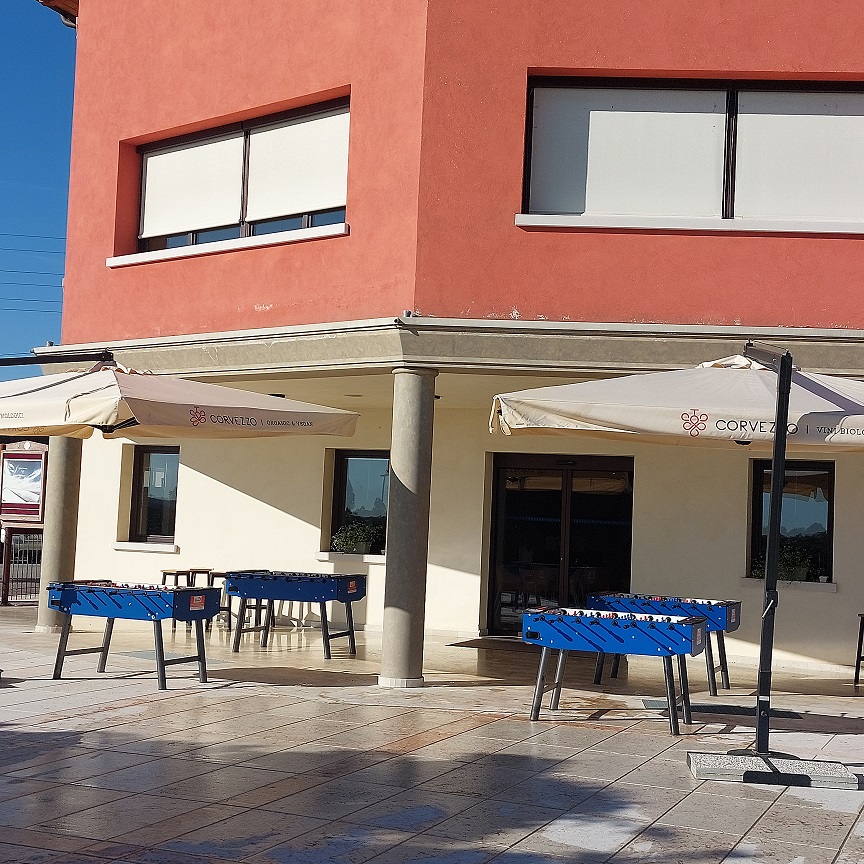 Biliardini blu installati in un locale all'aperto, manutenzione calcio balilla nel padovano